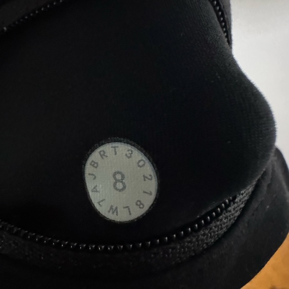 Lululemon run times short 4” inseam size 8 - Picture 3 of 3